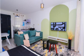 Ngong Road Studio, Racecourse Gardens with Free Parking, Netflix & Pool, Pearl2 bnb Studio Unit